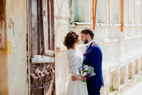Bruden och brudgummen på soliga gatan — Stockfoto
