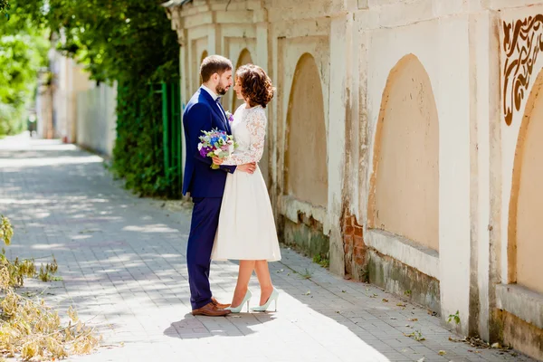 Bruden och brudgummen på soliga gatan — Stockfoto