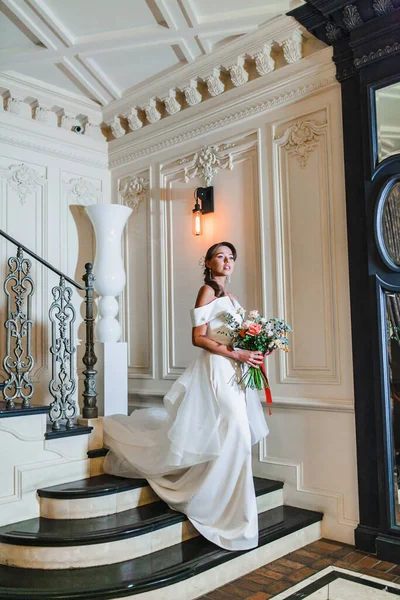 Stylische und schöne junge Braut posiert mit Brautstrauß vor der Trauung — Stockfoto