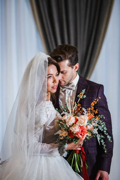 Portrety młodej pary z bukietem ślubnym — Zdjęcie stockowe