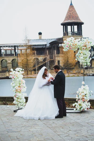 Couple de beaux et élégants jeunes mariés lors de la cérémonie de mariage — Photo