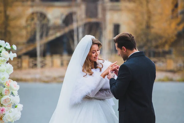 Några vackra och eleganta nygifta på bröllopsceremoni — Stockfoto