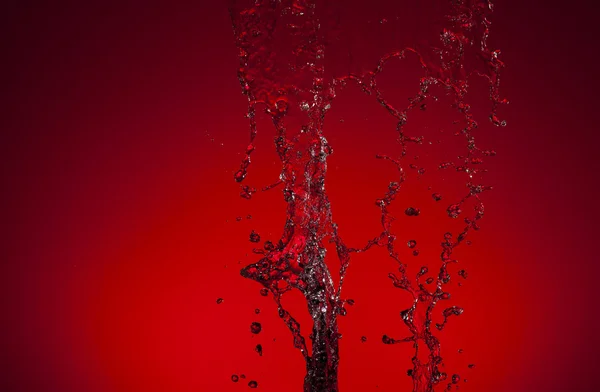 Textur des Wassers auf rotem Hintergrund — Stockfoto