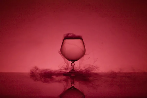 Smoke in a glass goblet — Stock Photo, Image