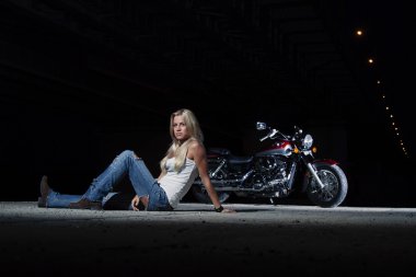 Günbatımında bir motosiklet ile genç güzel kız