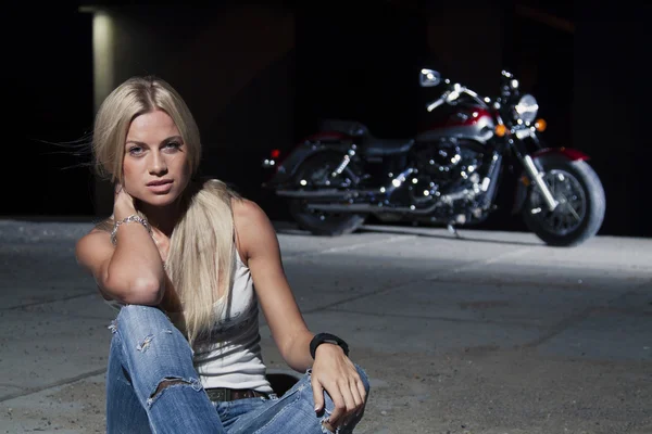 Joven hermosa chica con una motocicleta al atardecer —  Fotos de Stock
