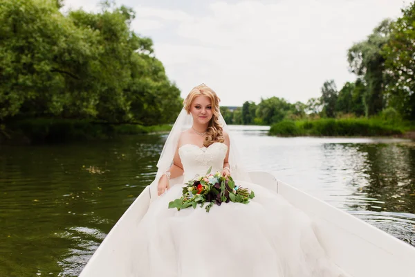 Mariée dans un bateau blanc sur le lac — Photo