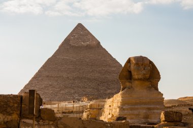 Keops Piramidi ve büyük Sfenks Giza Yaylası