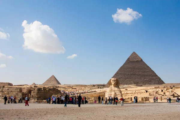 Grande pyramide et grand sphinx au plateau de Gizeh — Photo