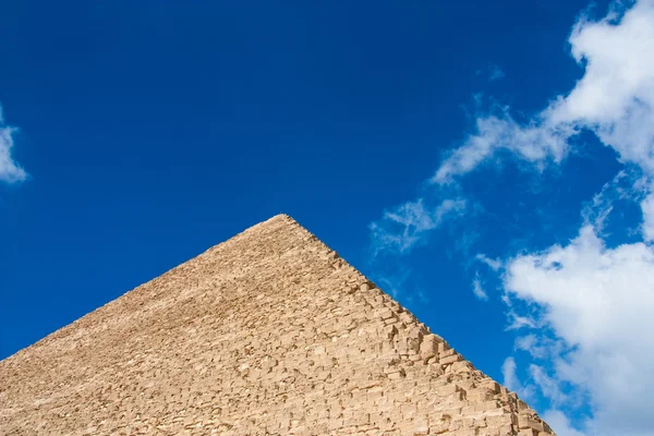 Fragment des grandes pyramides sur le fond du ciel — Photo