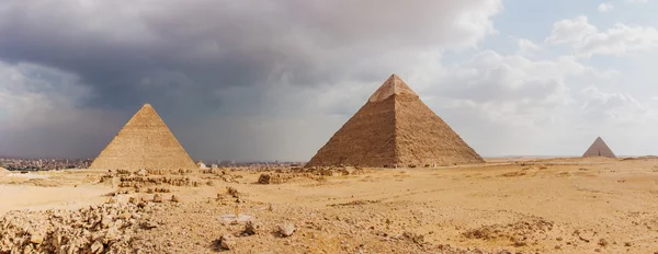 Complexe pyramidal de Gizeh sur fond de nuages et panorama du Caire — Photo