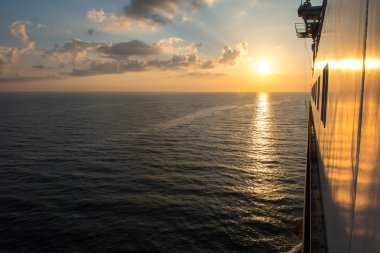 Gün batımı ışınları Baltık feribot