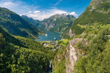 Geirangerfjord Norveç'te en ünlü doğal dönüm noktası olduğunu. UNESCO mirası