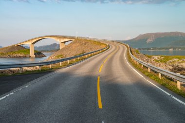 Norveç'te Atlantik yol (Atlanterhavsvegen). Bu dünyadaki en doğal yollar biridir