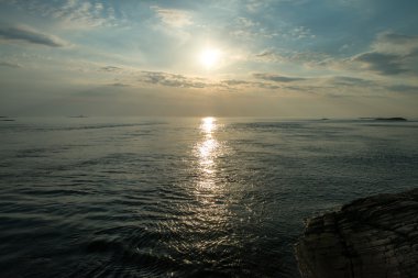 Gün batımı Norveçli Atlantik Okyanusu kıyısında