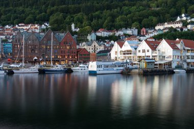 Bergen, Norveç'te ahşap renkli evleriyle ünlü Bryggen Caddesi.