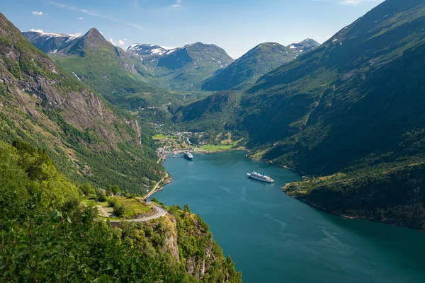 Geirangerfjord Norveç'te en ünlü doğal dönüm noktası olduğunu. UNESCO mirası