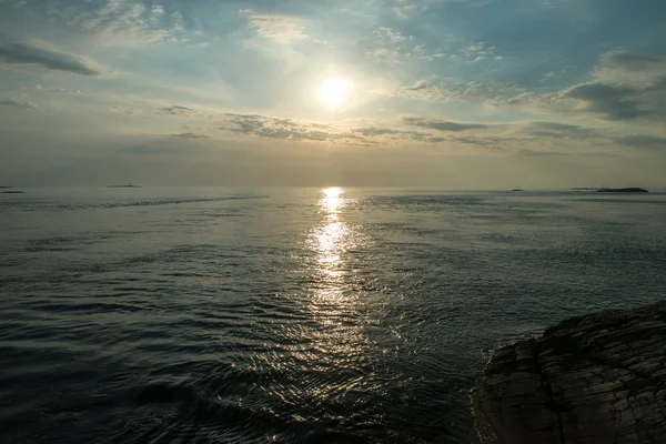 ดวงอาทิตย์ตกในชายฝั่งนอร์เวย์บนมหาสมุทรแอตแลนติก ภาพถ่ายสต็อกที่ปลอดค่าลิขสิทธิ์