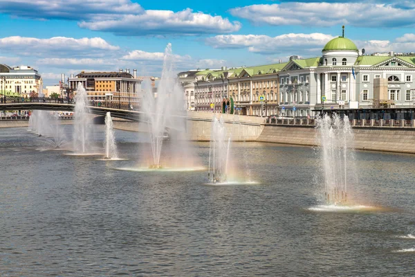 Rusya / Moskova 2016.06.02: Rusya Moskova'nın başkentinde bir yaz cityscape. Moskova Nehri'nde çeşmeler
