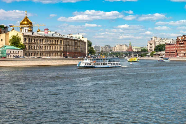 RUSSIE / MOSCOU 2016.06.02 : un paysage urbain estival dans la capitale russe Moscou . — Photo