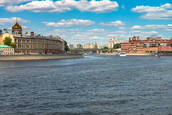 Rusland / Moskou 2016.06.02: een zomer stadsgezicht in de hoofdstad van Rusland Moskou. — Stockfoto
