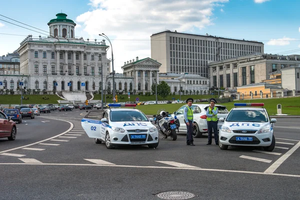 RUSIA / MOSCÚ 2016.06.02: La policía vial en el centro de la capital rusa Moscú — Foto de Stock