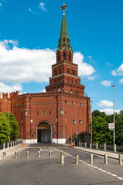 RUSIA / MOSCÚ 2016.06.02: la torre de la fortaleza del Kremlin de Moscú llamada "Borovitskaya " — Foto de Stock