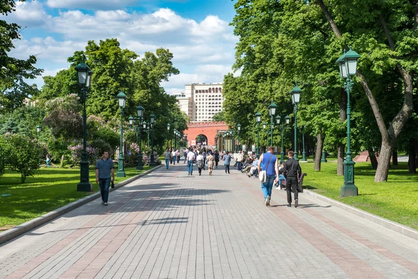 RUSIA / MOSCÚ 2016.06.02: Parque recreativo central en la capital de Rusia Moscú llamado "Aleksandrovsky triste ". — Foto de Stock