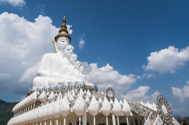 Mavi gökyüzü üzerinde beyaz Buda