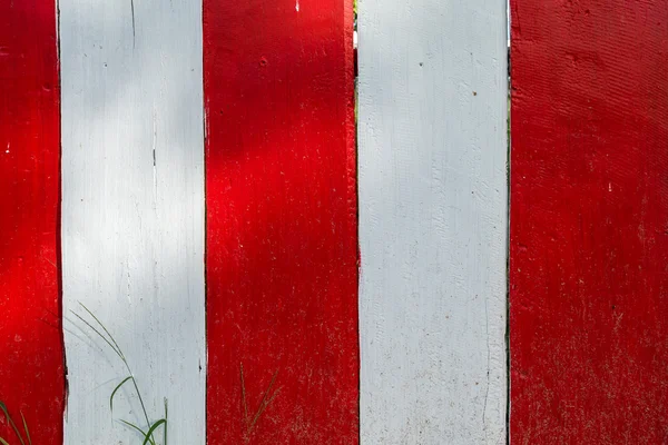 Madera rojo fondo blanco —  Fotos de Stock