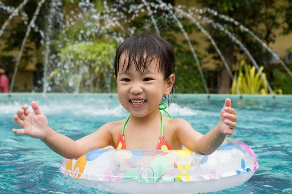 Ásia pouco chinês menina jogar no natação piscina — Fotografia de Stock