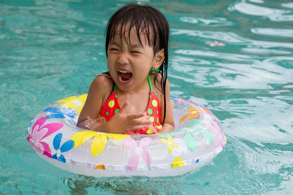 Asiática poco china chica jugando en piscina — Foto de Stock