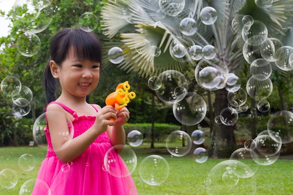 Asiático pouco chinês meninas tiro bolhas de bolha ventilador — Fotografia de Stock