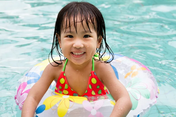 Asiática poco china chica jugando en piscina — Foto de Stock