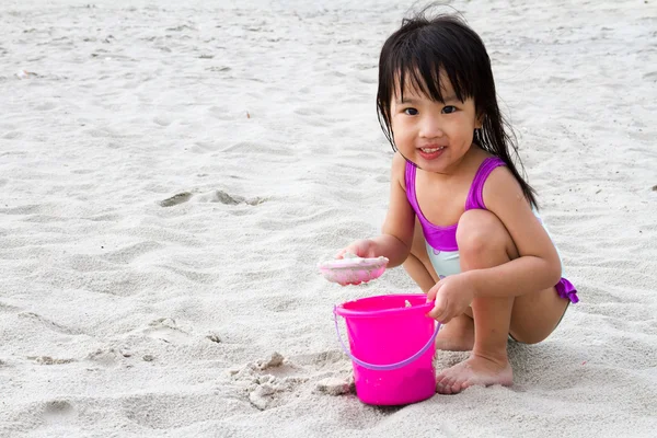 Ásia pouco chinês menina jogar areia com praia brinquedos — Fotografia de Stock