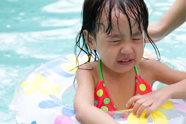 Asiática poco china chica jugando en piscina — Foto de Stock