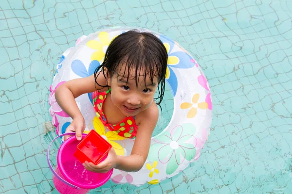 Ásia pouco chinês menina jogar no natação piscina — Fotografia de Stock
