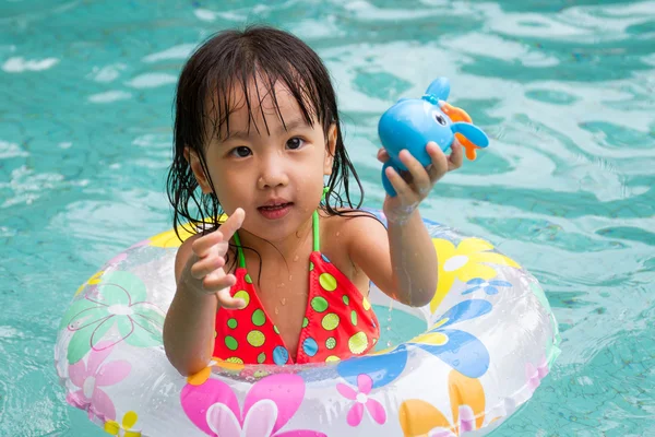 Asiática poco china chica jugando en piscina — Foto de Stock