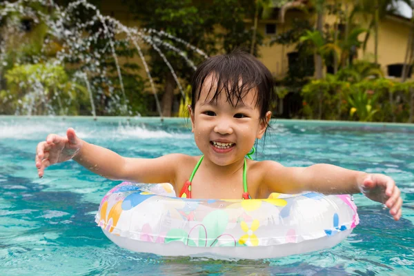 Ásia pouco chinês menina jogar no natação piscina — Fotografia de Stock