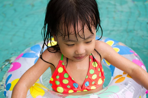 Asiática poco china chica jugando en piscina — Foto de Stock