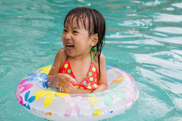 Asiática poco china chica jugando en piscina — Foto de Stock