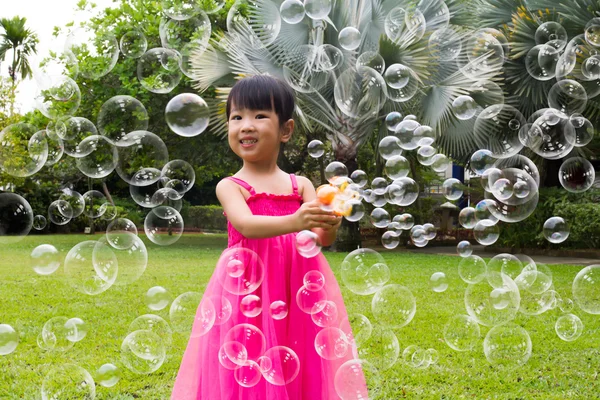 Asiático pouco chinês meninas tiro bolhas de bolha ventilador — Fotografia de Stock