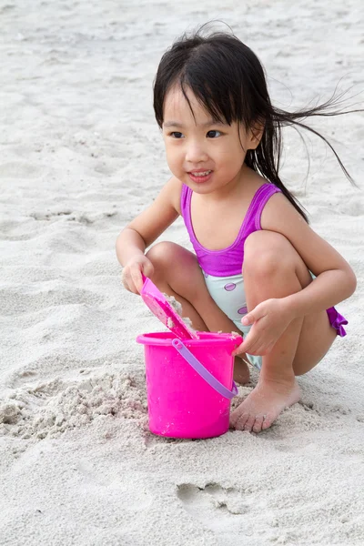 Ásia pouco chinês menina jogar areia com praia brinquedos — Fotografia de Stock