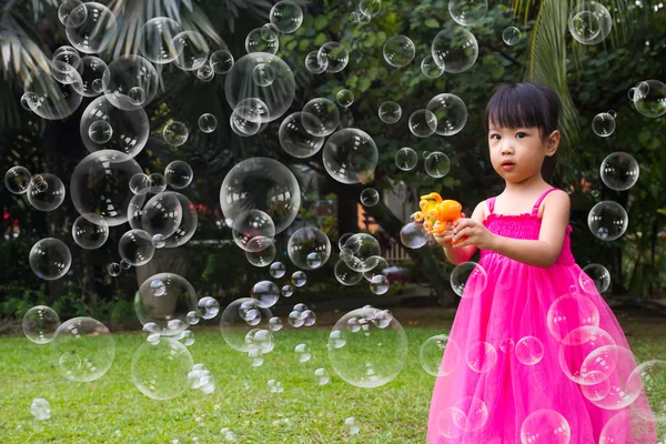 Asiatique petites filles chinoises tirant bulles de souffleur à bulles — Photo