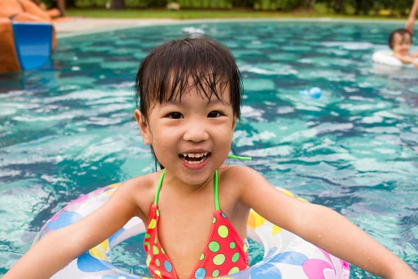 Ásia pouco chinês menina jogar no natação piscina — Fotografia de Stock