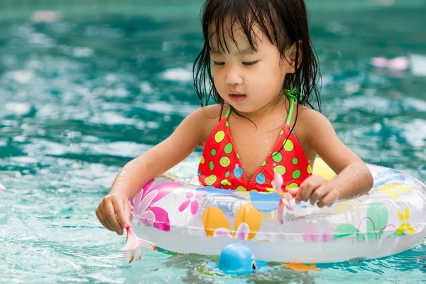 Asyalı küçük Çinli kız yüzme havuzunda oynayan — Stok fotoğraf