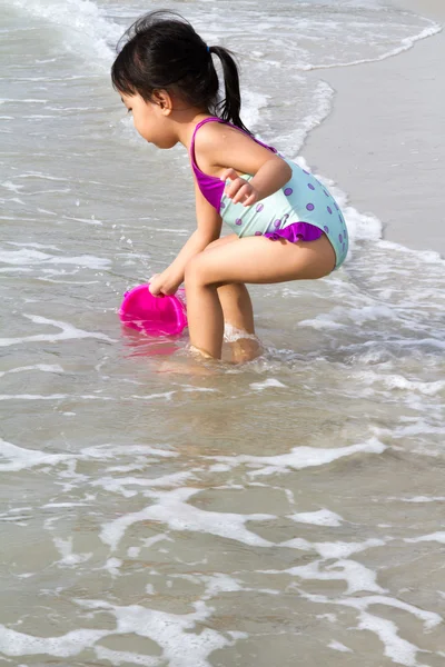 Ázsiai kínai kislány homok, strand játékokat játszani — Stock Fotó