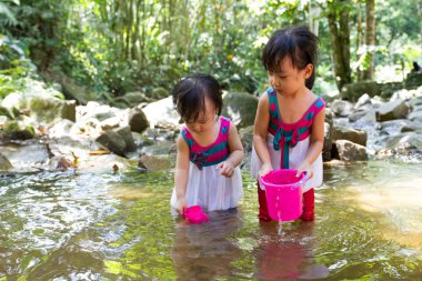 Asyalı küçük Çinli kızlar dereye oynarken