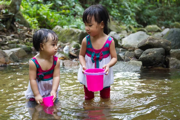 Asiático meninas chinesas brincando em Creek — Fotografia de Stock