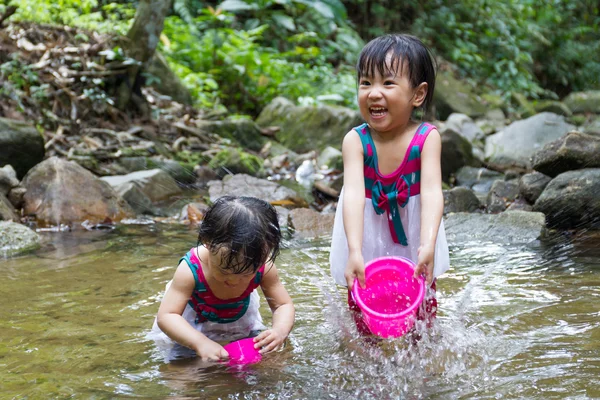 Asian Little Chinese Girls Playing in Creek — Stock Photo, Image